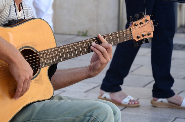 hra na kytaru na ulici