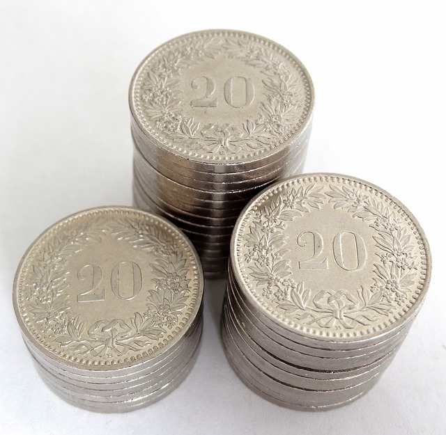 tři sloupce stříbrných zdobných mincí